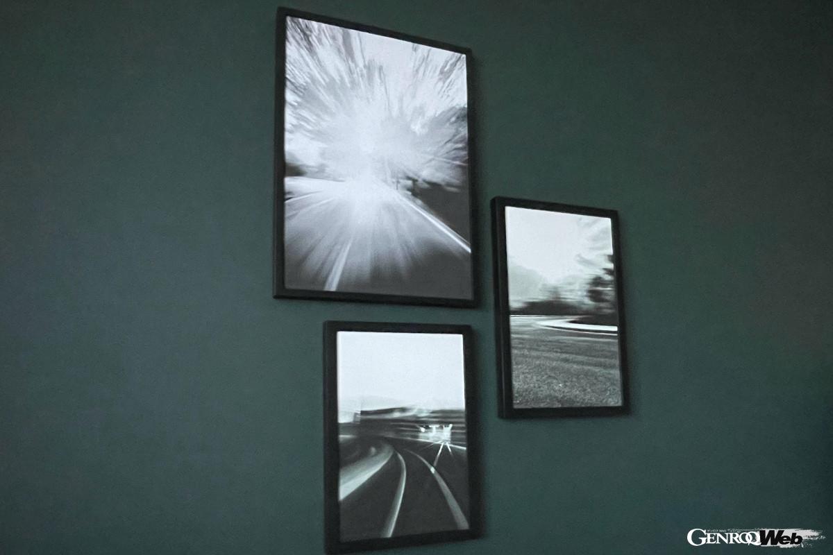 部屋に飾られた写真パネル。