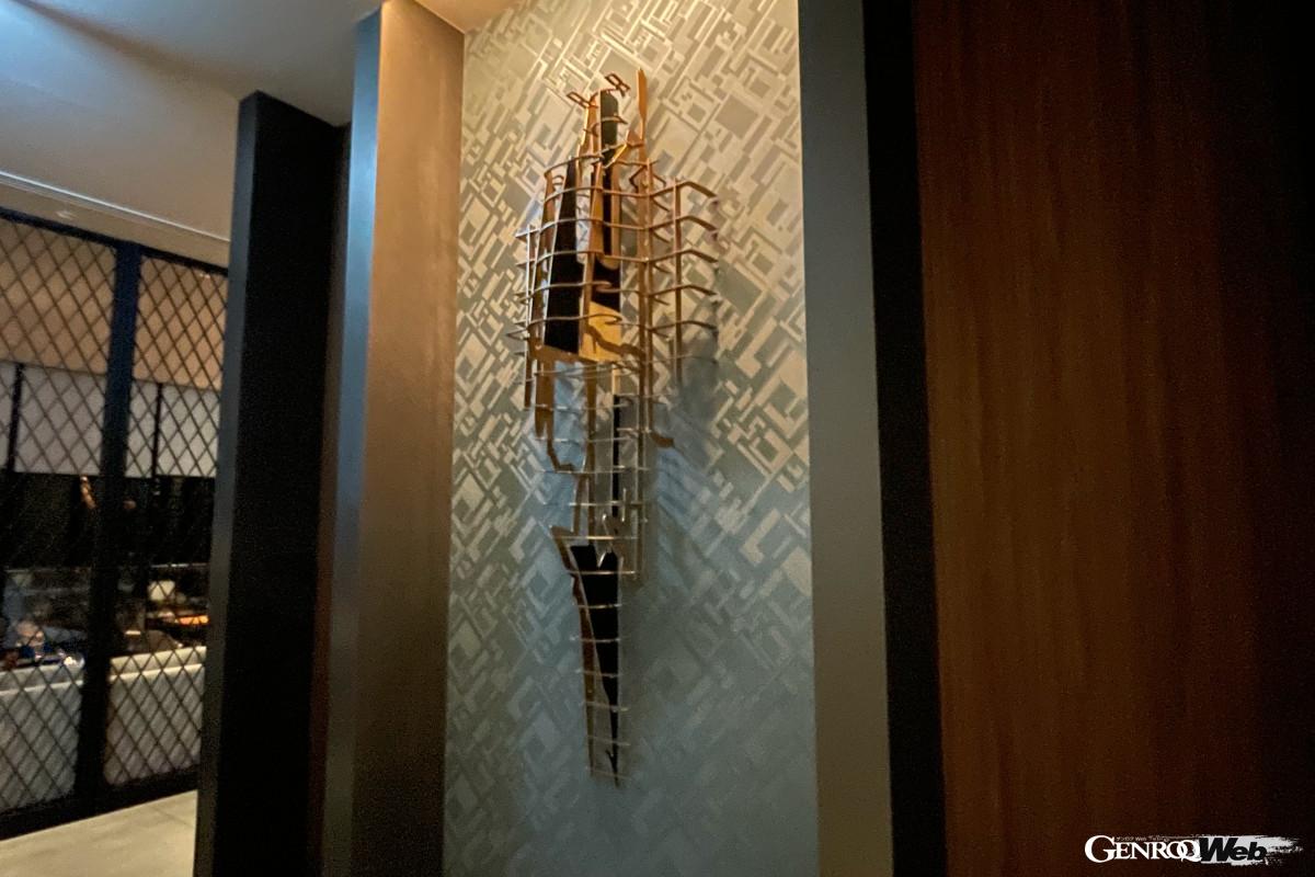 ホテル内のいたるところにクルマ関連のオブジェが飾られています。これらを見るだけでも楽しい。