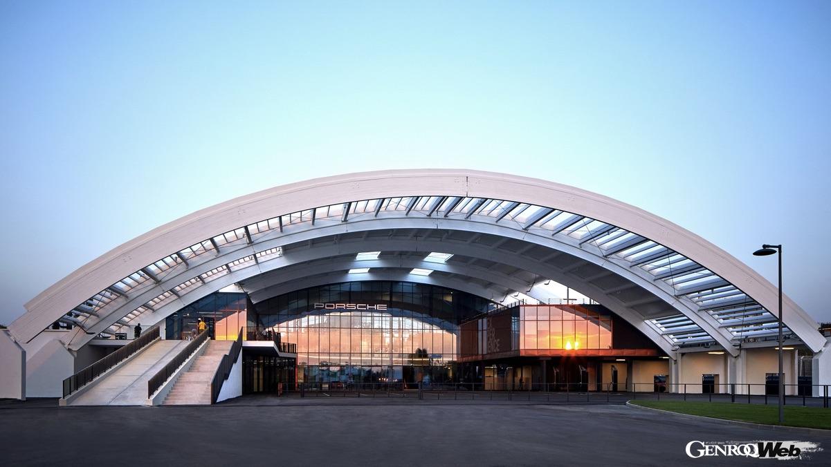 メインの建屋となるカスタマーセンターはルーフの美しい曲線が印象的だ。