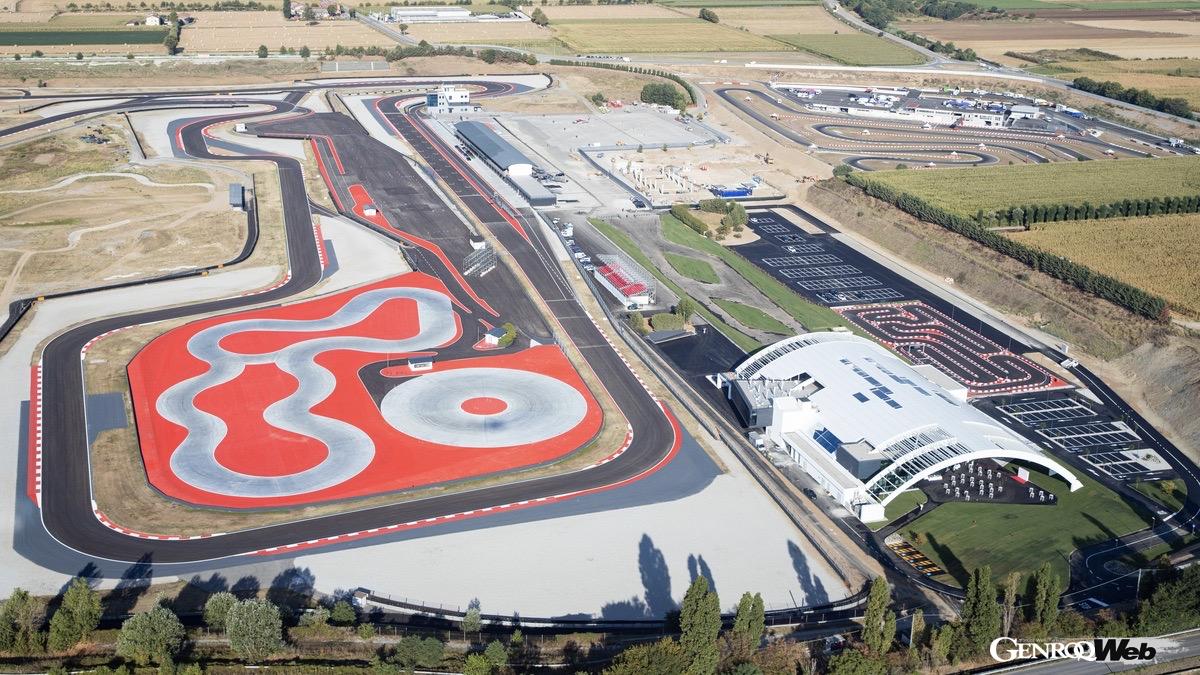 5600㎡の敷地はメインの建屋となるカスタマーセンターとハンドリングコースパドックの大きくふたつに分けられる。11月の探訪時、カスタマーセンターの入り口にはフォーミュラEのGEN2のモックアップが展示されていた。