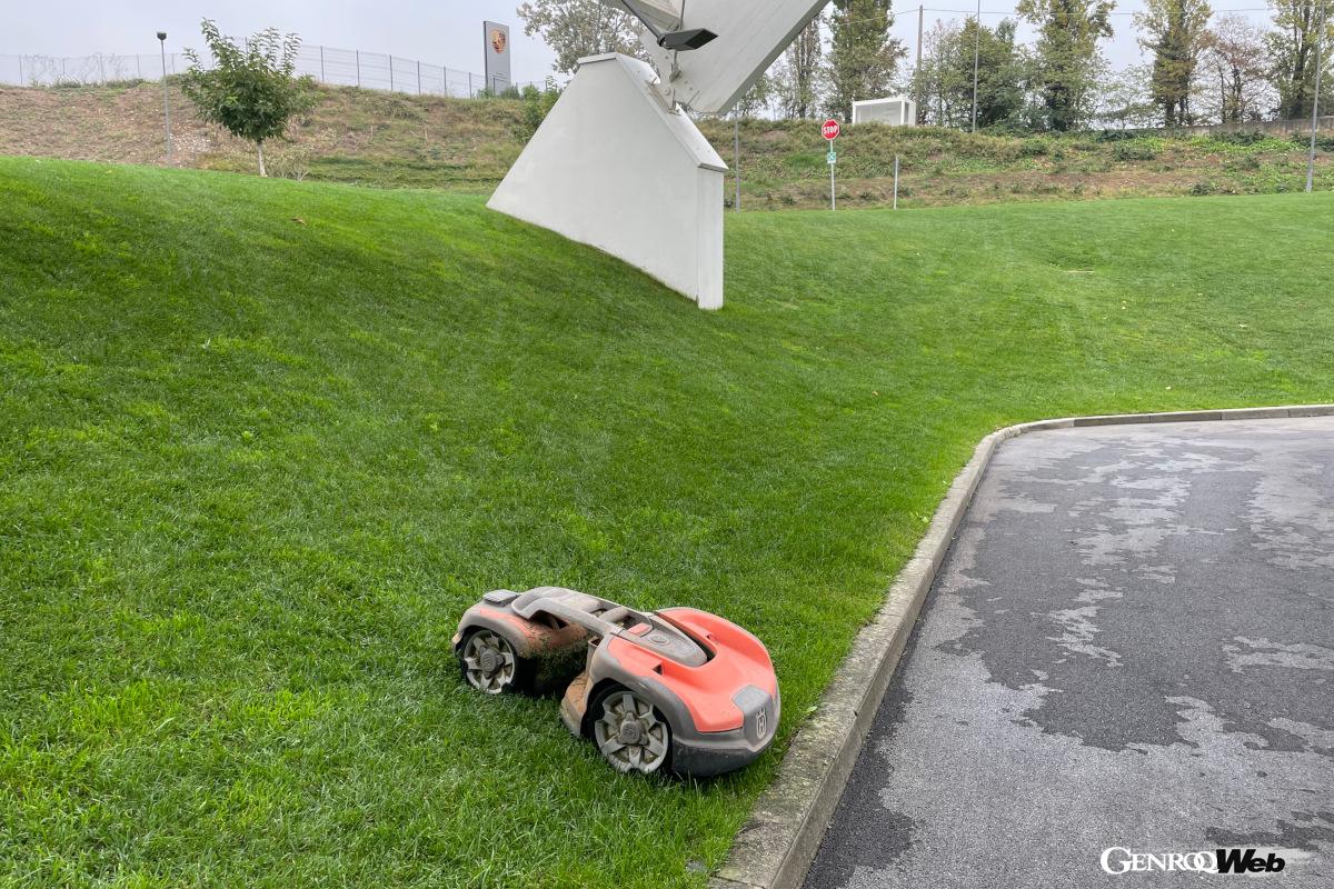 大きめの体育館ほどもあるカスタマーセンターのサイドはガラス張り。エントランス脇の整備された芝生が、これまた美しいのだが、そこを小さな自動芝刈り機が健気に整備している。