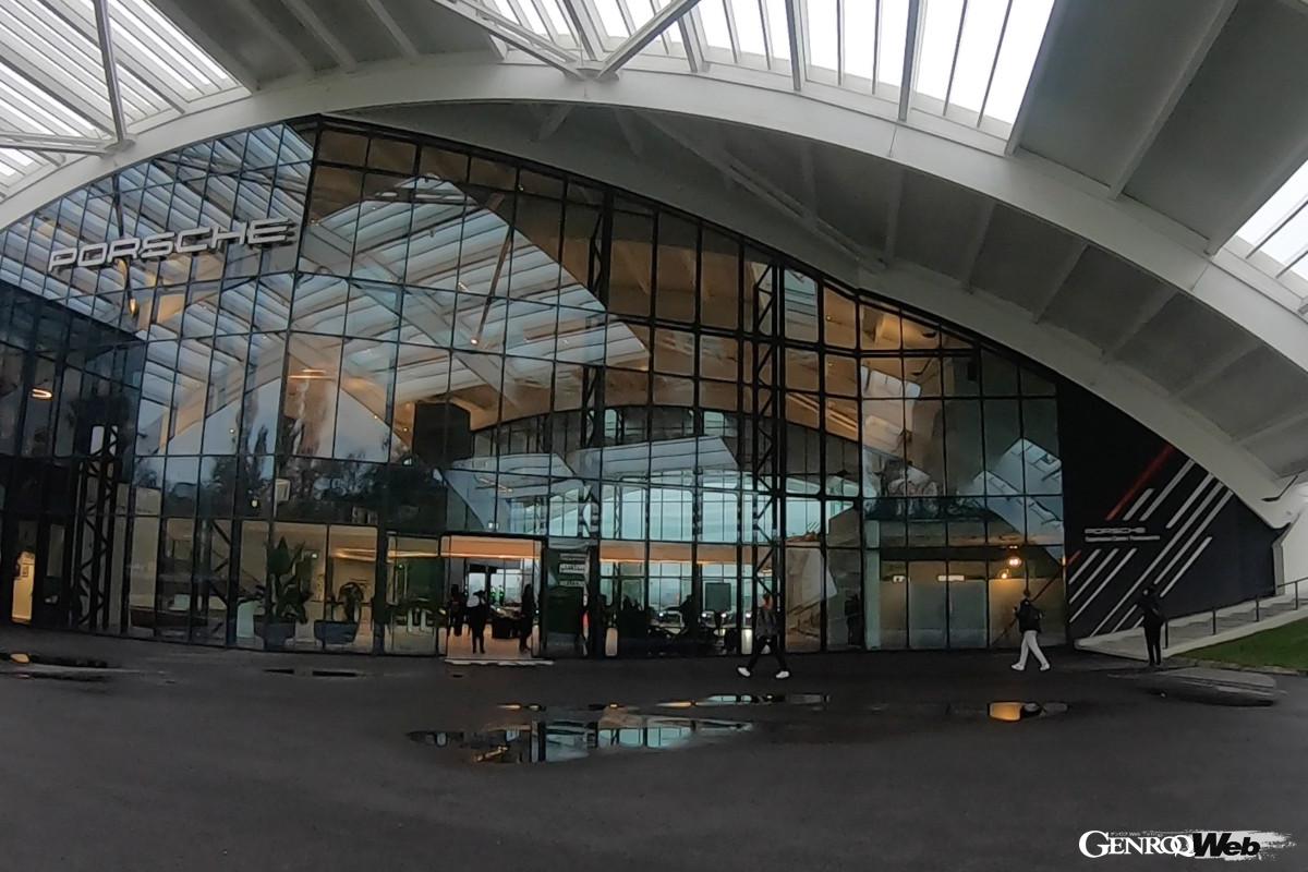 大きめの体育館ほどもあるカスタマーセンターのサイドはガラス張り。エントランス脇の整備された芝生が、これまた美しいのだが、そこを小さな自動芝刈り機が健気に整備している。