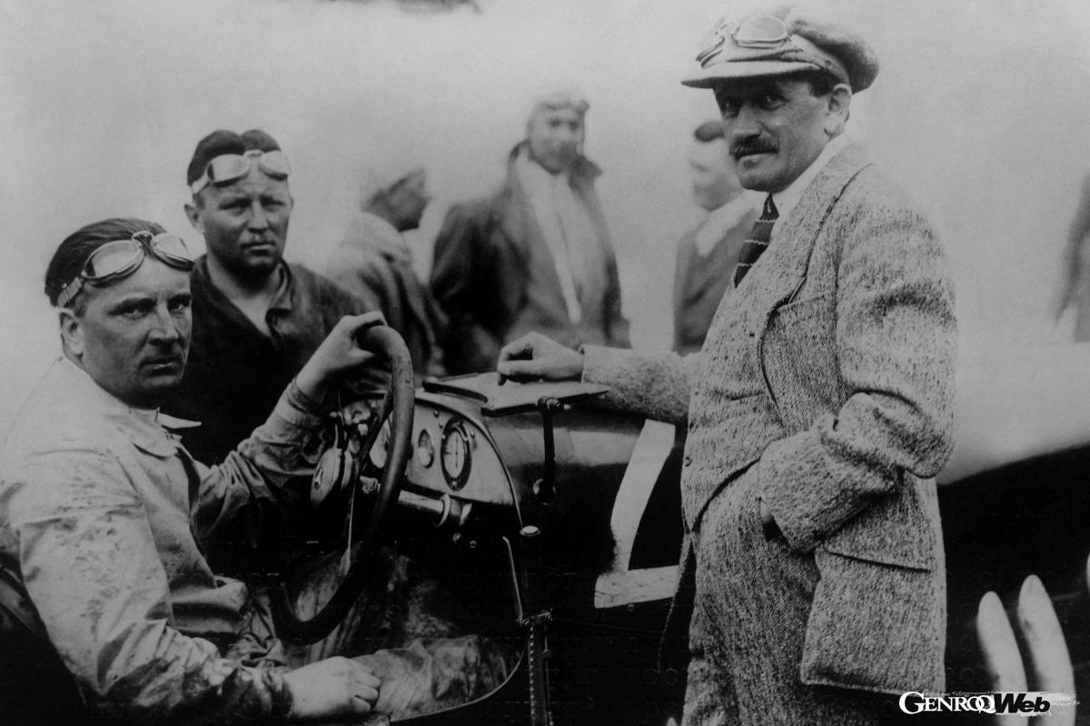 1924年のタルガフローリオにて。オーストロダイムラー時代に設計したレーシングカーとフェルディナント・ポルシェ（右）、ドライバーのアルフレッド・ノイバウアー（左）。