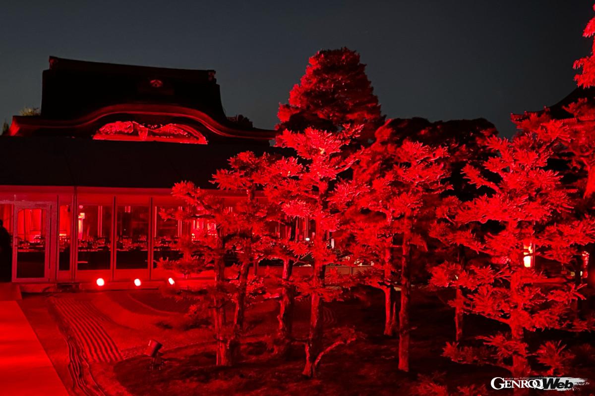 発表会の夜は仁和寺の至る所がフェラーリ・レッドで染められた。とても幻想的な雰囲気だ。