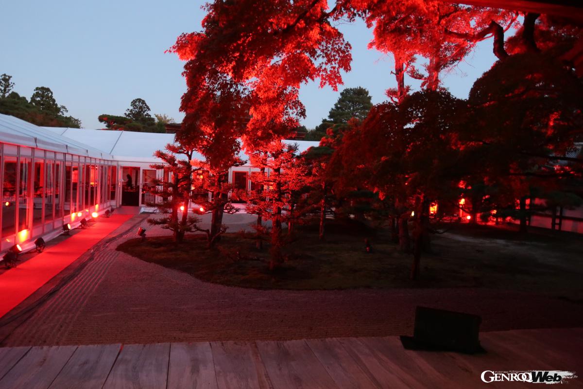 発表会の夜は仁和寺の至る所がフェラーリ・レッドで染められた。とても幻想的な雰囲気だ。