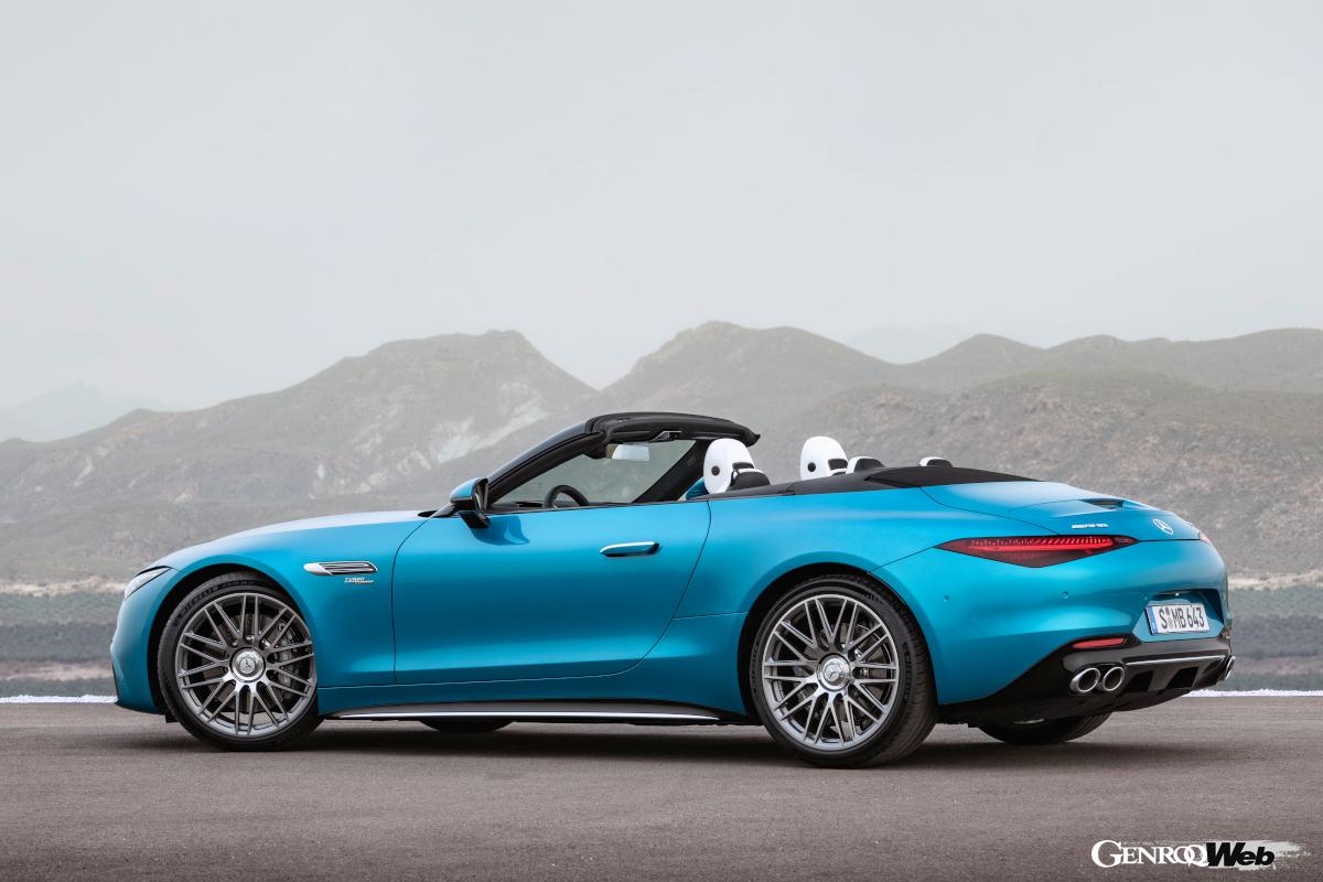 サイズがまったく異なるポルシェ911とメルセデスAMG SLの2台。全長で170mmも新型SLが上回っており、その差は歴然。