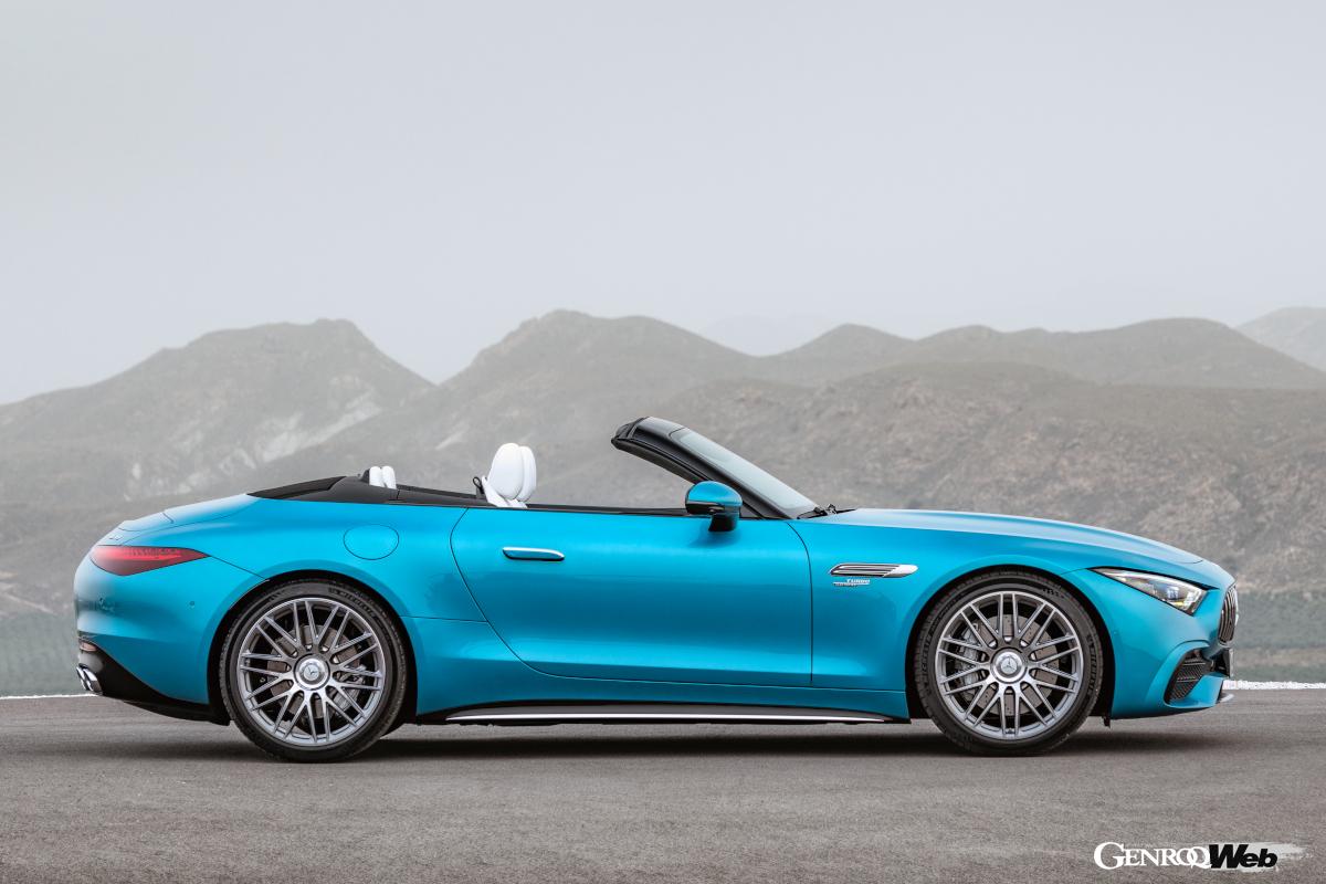 サイズがまったく異なるポルシェ911とメルセデスAMG SLの2台。全長で170mmも新型SLが上回っており、その差は歴然。