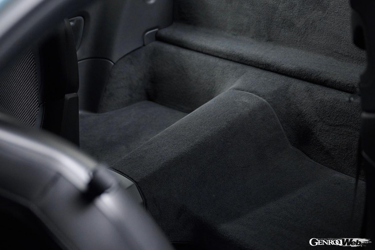 両車とも後席を備える利便性を持ったスポーツカーだが、今回比較したカレラTは後席を軽量化のために取り払っている。