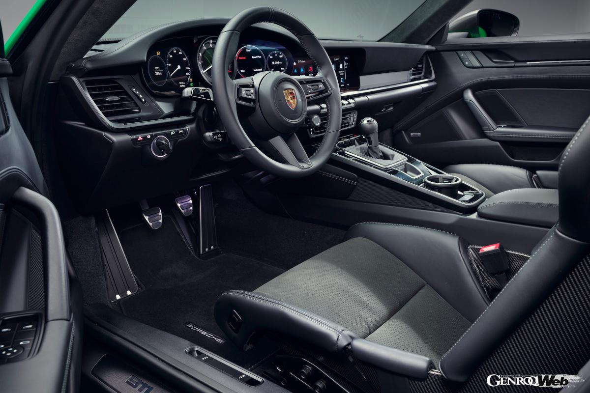 両車とも後席を備える利便性を持ったスポーツカーだが、今回比較したカレラTは後席を軽量化のために取り払っている。