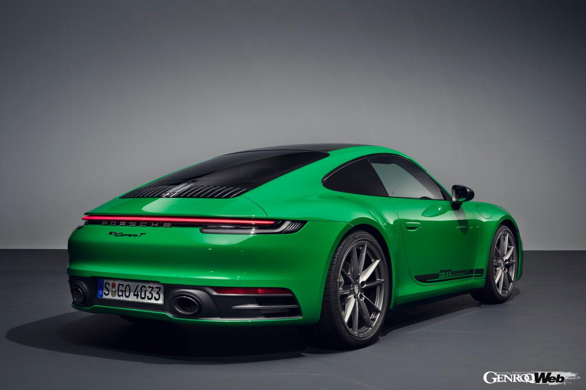 サイズがまったく異なるポルシェ911とメルセデスAMG SLの2台。全長で170mmも新型SLが上回っており、その差は歴然。