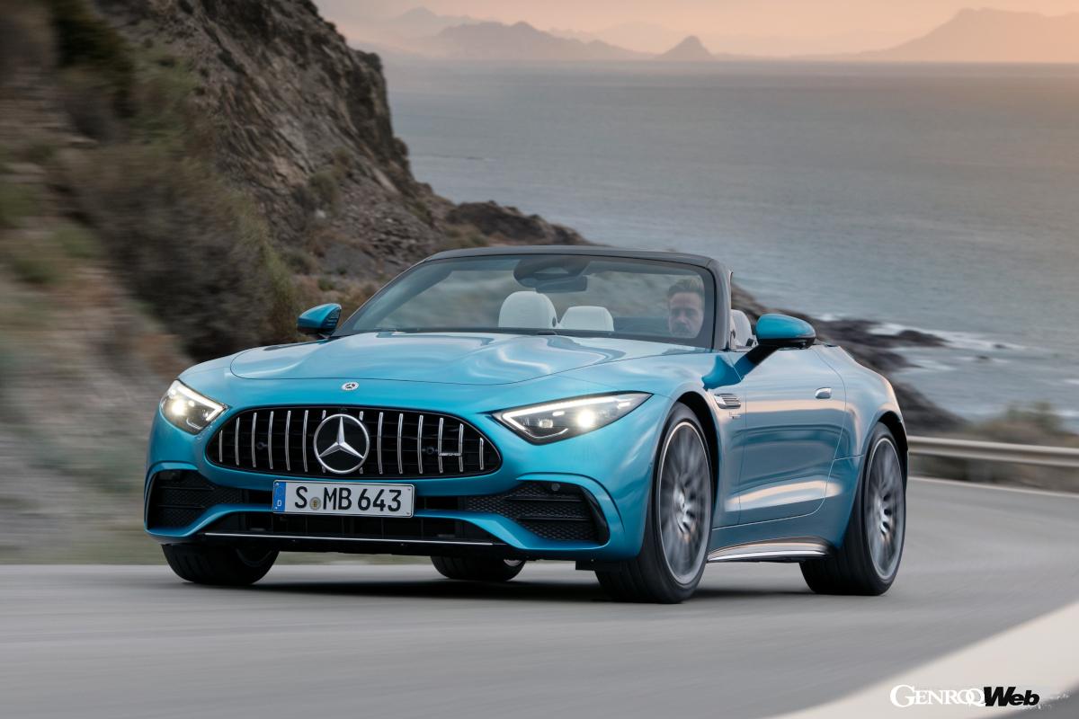 専用プラットフォームに新開発の電動ターボを搭載するエンジンなど、大幅なブラッシュアップが施された新型SL。しかも先代では2シーターだったが新型では2＋2となった。