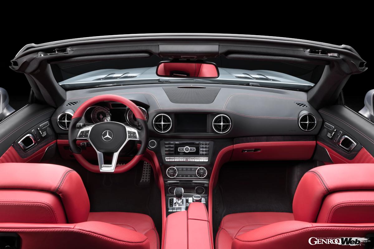 専用プラットフォームに新開発の電動ターボを搭載するエンジンなど、大幅なブラッシュアップが施された新型SL。しかも先代では2シーターだったが新型では2＋2となった。