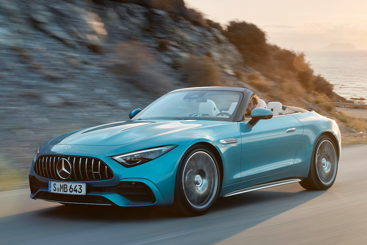 専用プラットフォームに新開発の電動ターボを搭載するエンジンなど、大幅なブラッシュアップが施された新型SL。しかも先代では2シーターだったが新型では2＋2となった。