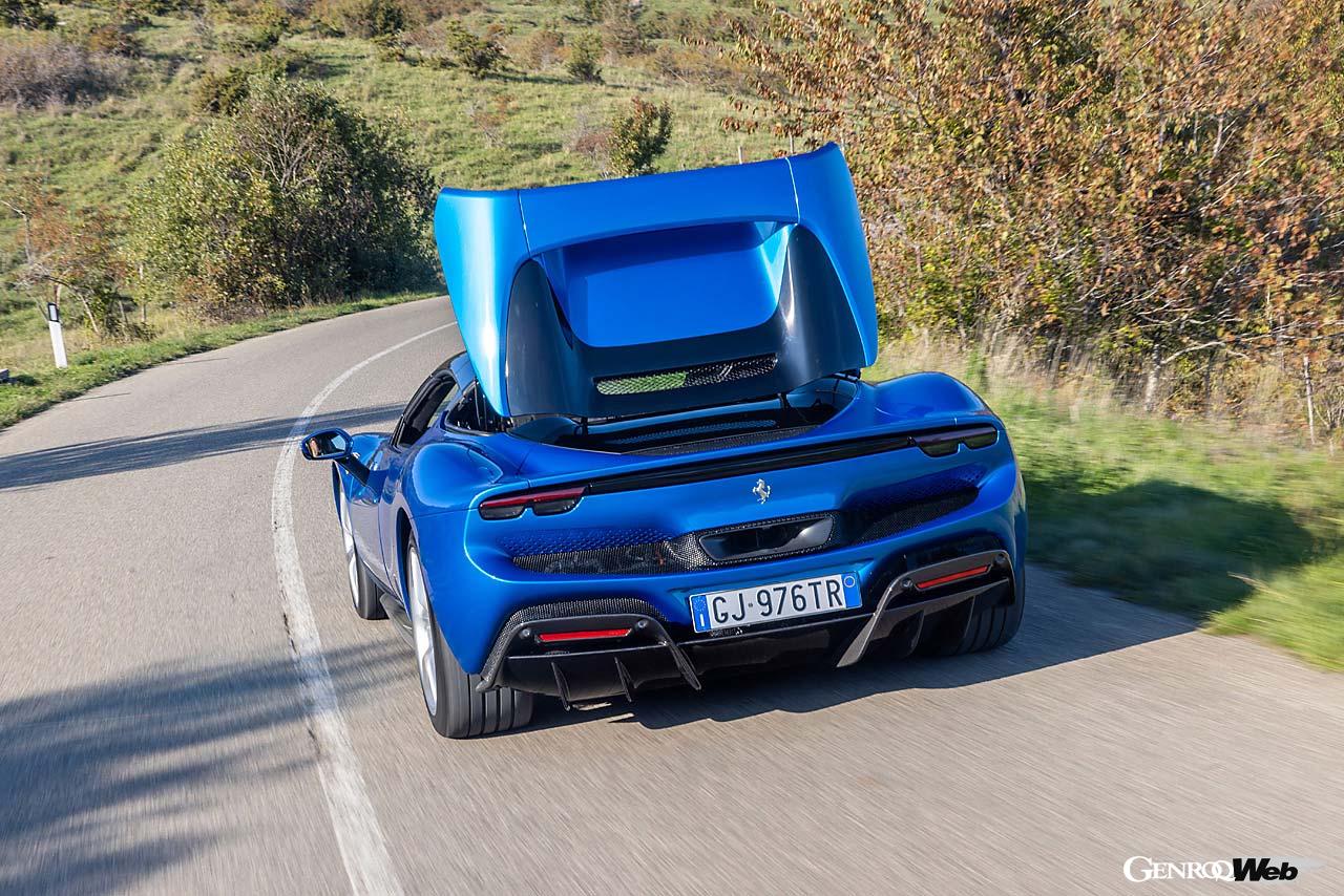 296 GTSはリトラクタブル・ハードトップを採用。ボディとルーフはBピラー上で分離し、格納時には分割されてエンジン前方に折りたたまれる。オープン／クローズド時ともにエンジンベイの放熱特性は変化しない。最高45km/hまで走行中でもリトラクタブル・ハードトップの展開は可能で、わずか14秒で開閉できる。