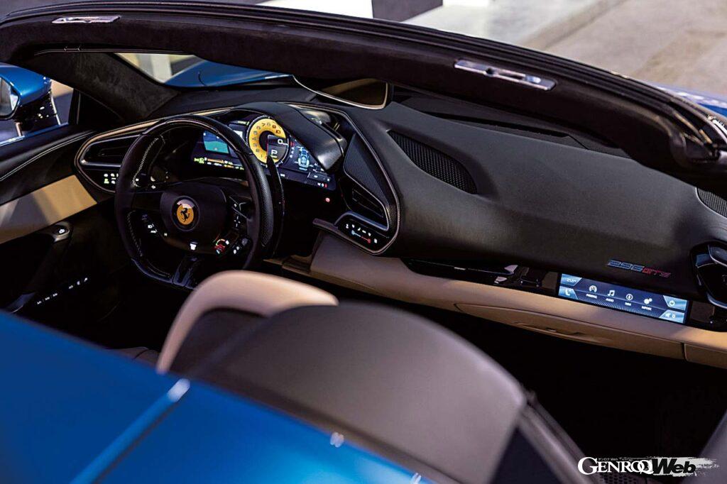 SF90ストラダーレが先鞭をつけた新コンセプトのコクピットデザインを継承。インパネはエンジン停止中にブラックアウトされる。