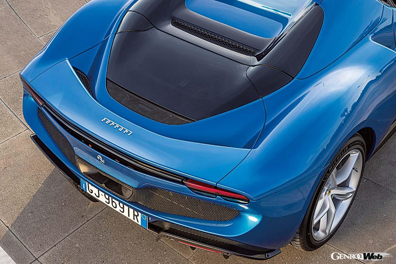 リトラクタブル・ハードトップを備えるため新規デザインのトノカバーを採用。自動車業界初の6ウェイ・シャシー・ダイナミック・センサー（6w-CDS）の搭載など、ビークル・ダイナミクスも磨き込まれた。