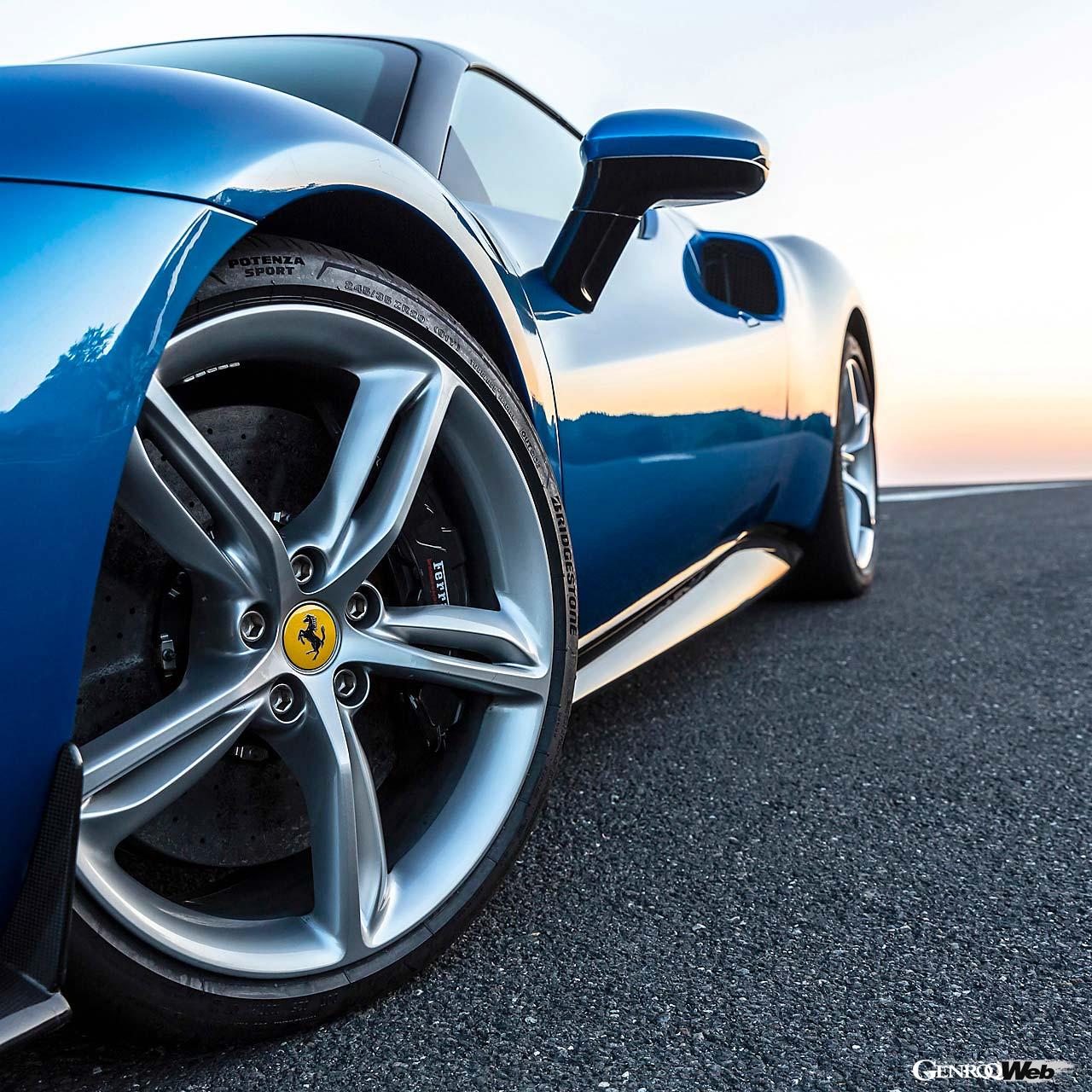 リトラクタブル・ハードトップを備えるため新規デザインのトノカバーを採用。自動車業界初の6ウェイ・シャシー・ダイナミック・センサー（6w-CDS）の搭載など、ビークル・ダイナミクスも磨き込まれた。