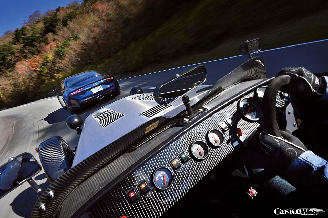 試乗したのはセブン170R。ヒーターやフロントスクリーンを取り去り、カーボン製ダッシュパネルやケブラーシートを備え、わずか440kgの軽量を誇る。