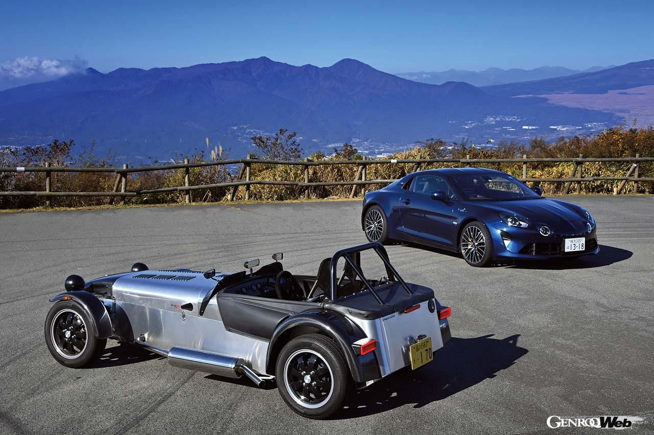 箱根の山頂に佇む2台。A110もセブン170Rも軽量ならではの走りが楽しめた。