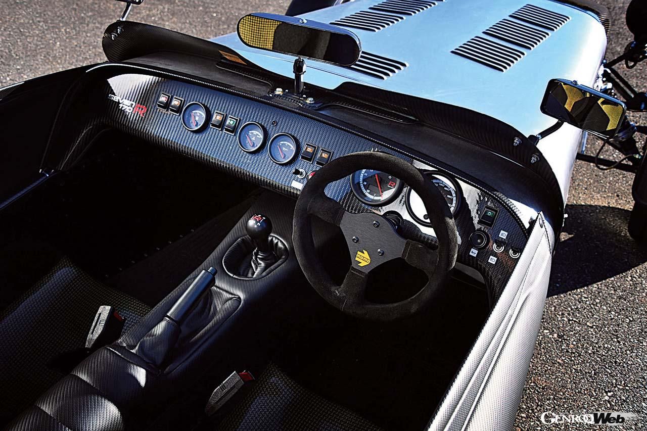 走るための機能に特化したインパネデザイン。試乗車はオプションのケブラーレースシートやカーボン製エアロスクリーンを装備する。