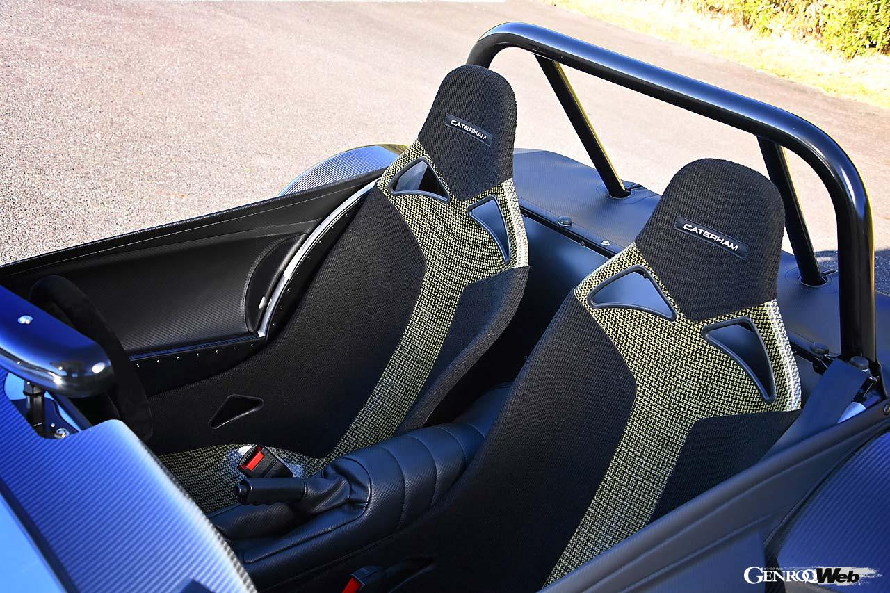 走るための機能に特化したインパネデザイン。試乗車はオプションのケブラーレースシートやカーボン製エアロスクリーンを装備する。