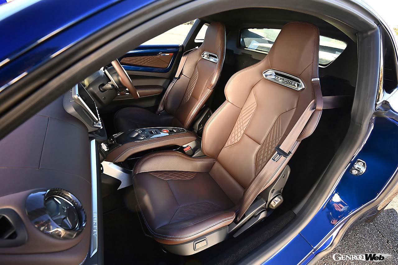 シフトセレクターボタンやエンジンスターターボタンがセンターコンソールに纏められるなど、スポーティかつシンプルなインパネ。