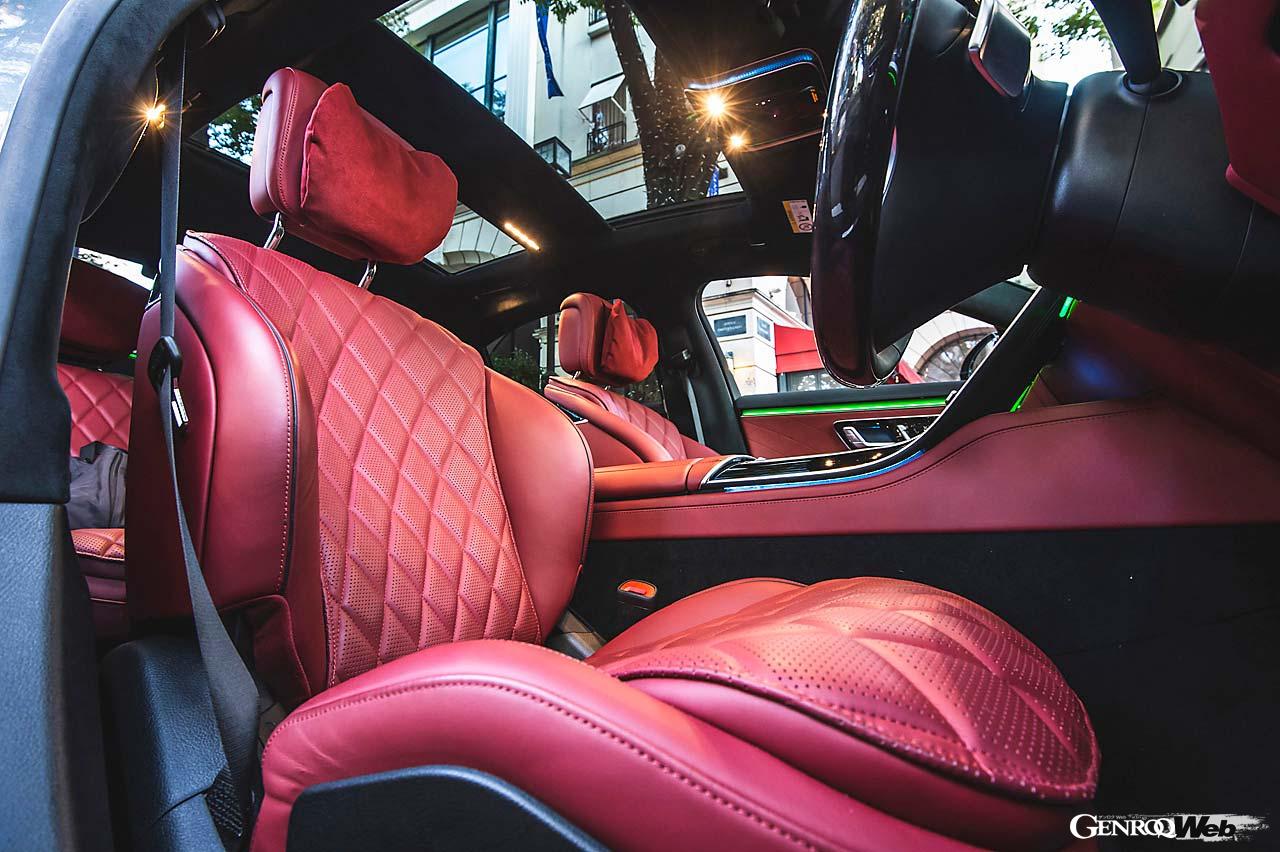 視認性と操作性に優れる有機ELを採用した12.8インチ大型メディアディスプレイを採用する。路上の映像に案内を立体表示するARナビゲーションも装備している。