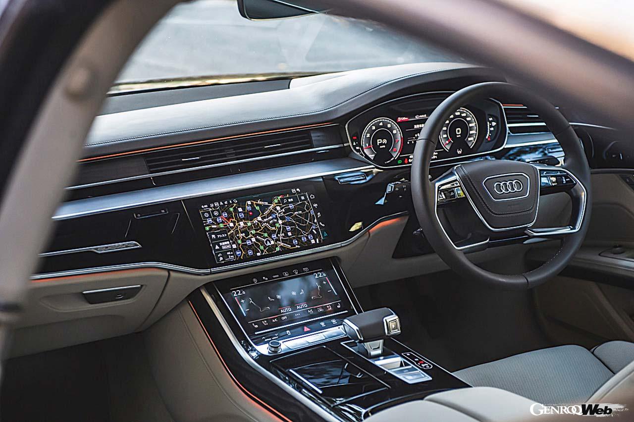 開放的なラウンジをイメージしたという上品なA8のインテリア。エクステンデッドレザーなどの上質素材を多用することで、フラッグシップに相応しいクオリティに仕上げている。