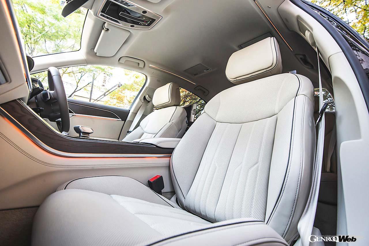 開放的なラウンジをイメージしたという上品なA8のインテリア。エクステンデッドレザーなどの上質素材を多用することで、フラッグシップに相応しいクオリティに仕上げている。