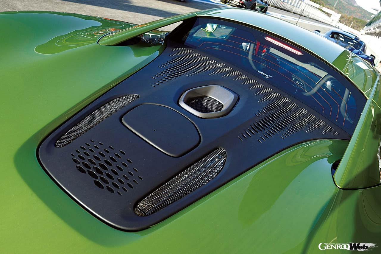 新開発のV6ツインターボの真上にレイアウトされるチムニー。ホットVレイアウトの排熱を900度から240度にまで下げる効果があるという。