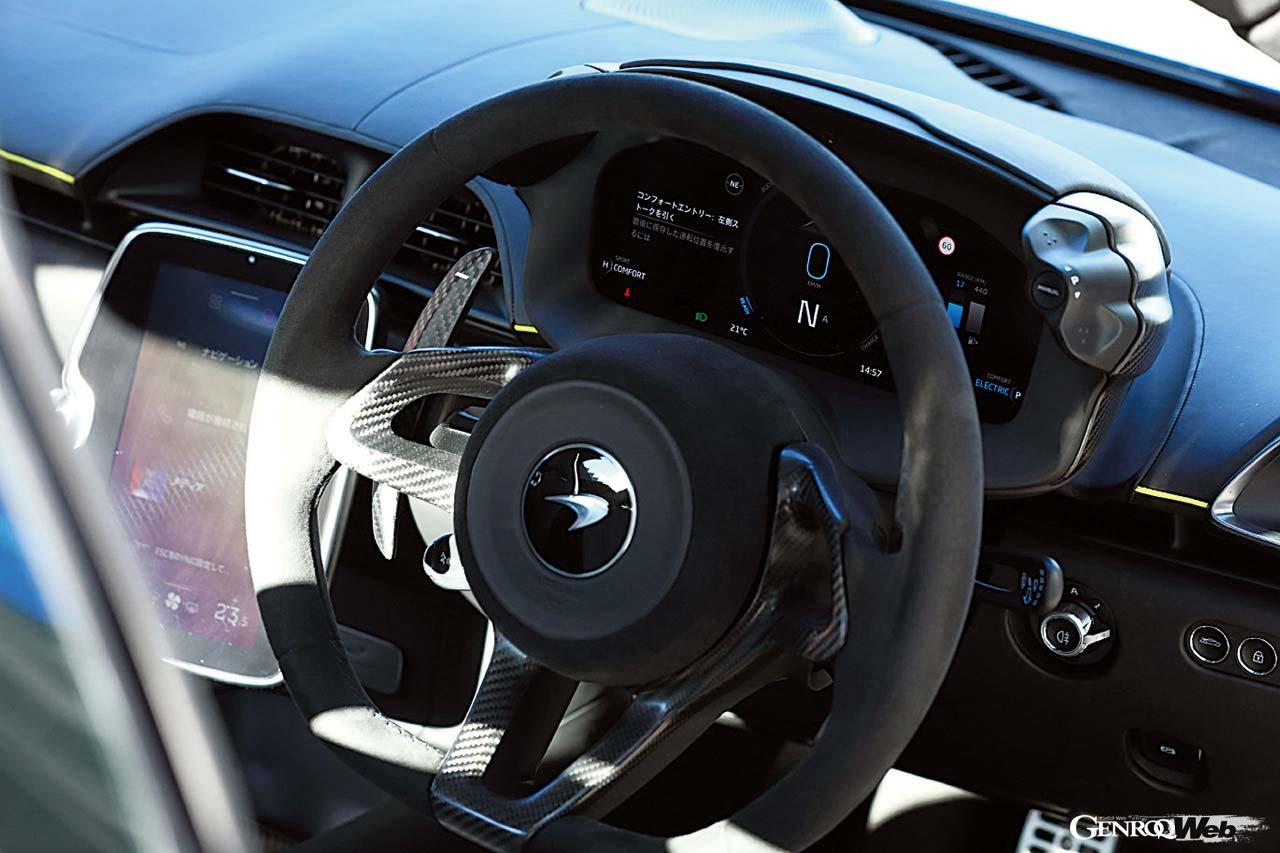 シンプルで機能的アルカンターラの室内。ビナクルと呼ばれるメーターナセルのスイッチでパワートレインとハンドリングのモードを切り替える。