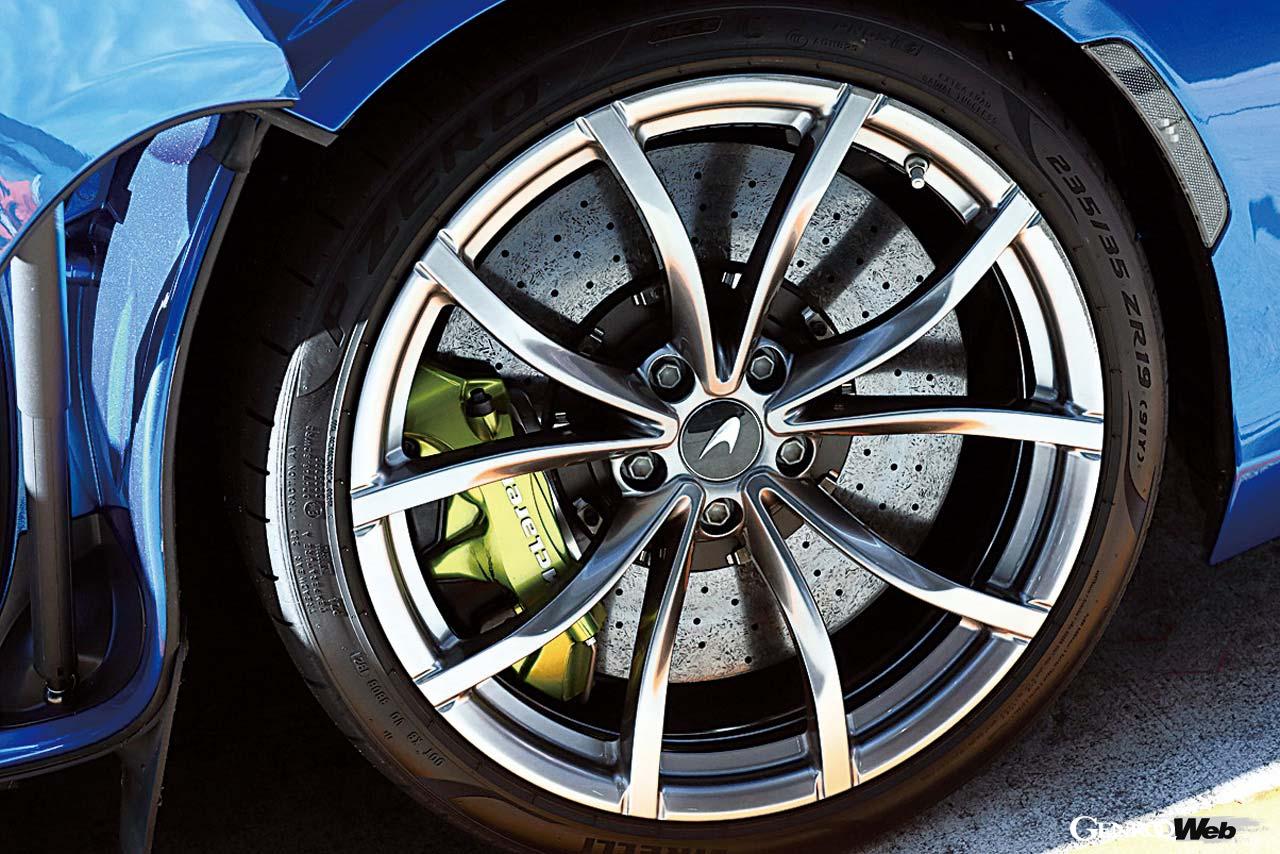 大径カーボンセラミック製ブレーキローターはフロント390mm、リヤ380mm。タイヤは承認タイヤのピレリPゼロを装着していた。