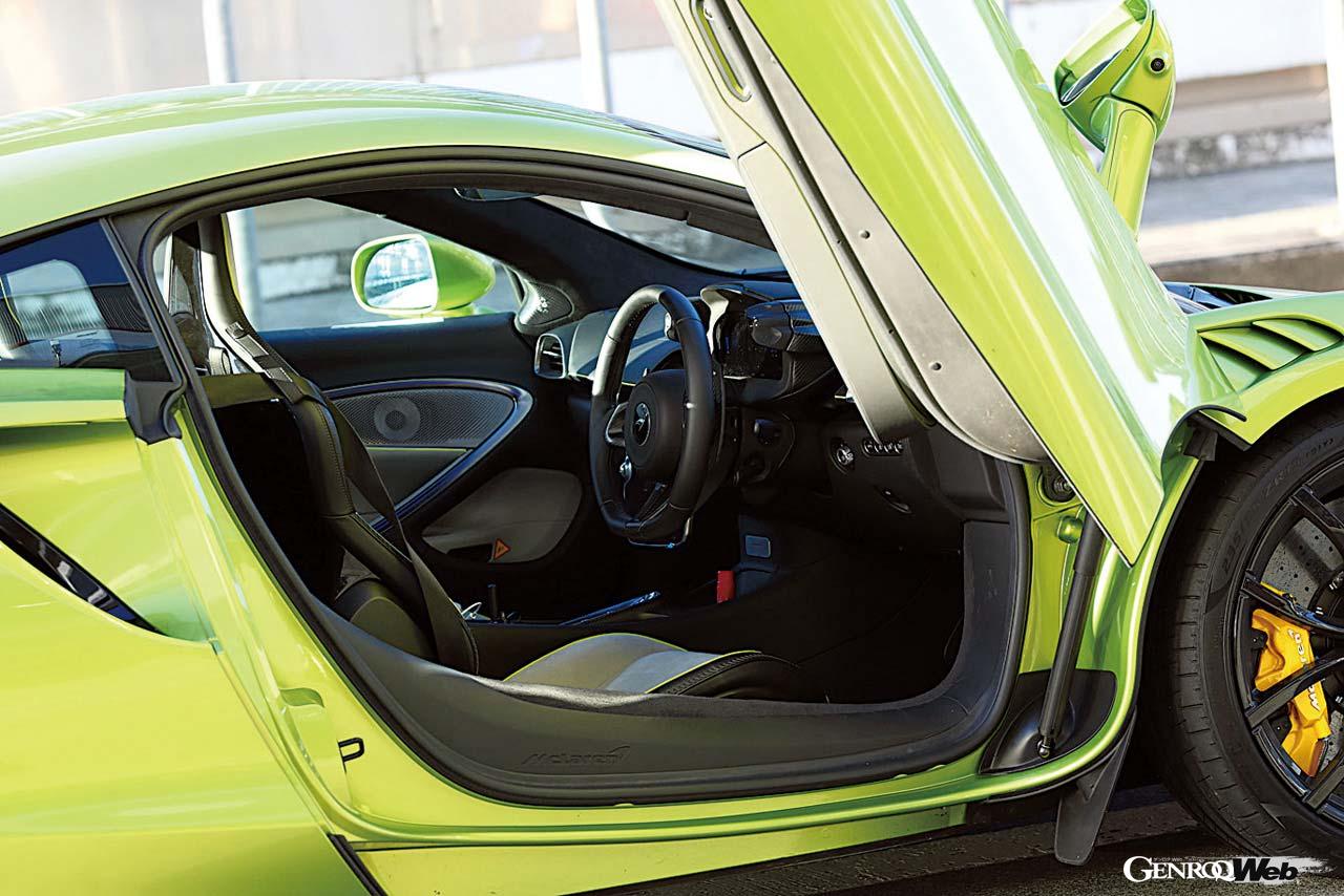 シンプルで機能的アルカンターラの室内。ビナクルと呼ばれるメーターナセルのスイッチでパワートレインとハンドリングのモードを切り替える。