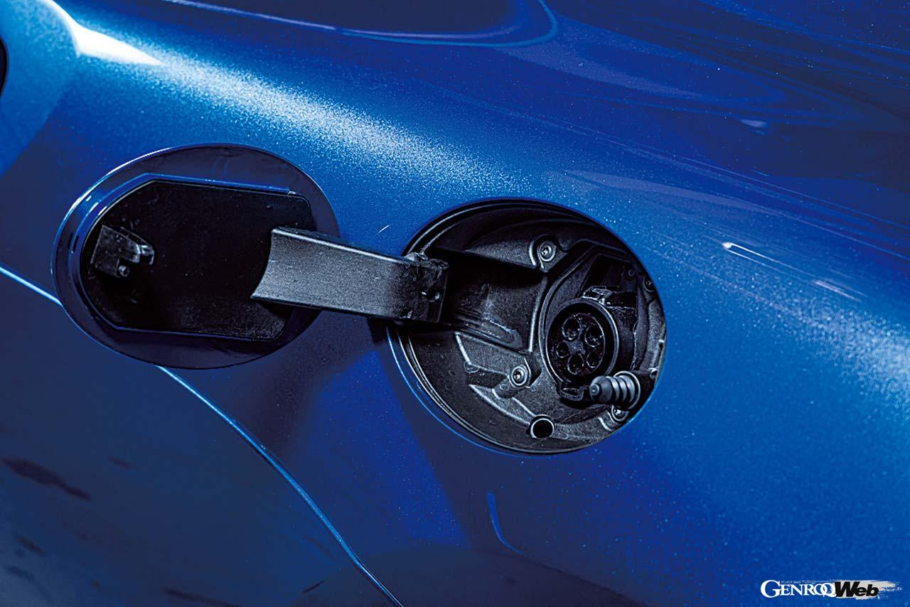 左リヤに備わる充電口。バッテリー容量は7.4kWhでEV走行可能距離は最大30km。2時間30分で80％の容量まで充電できるという。