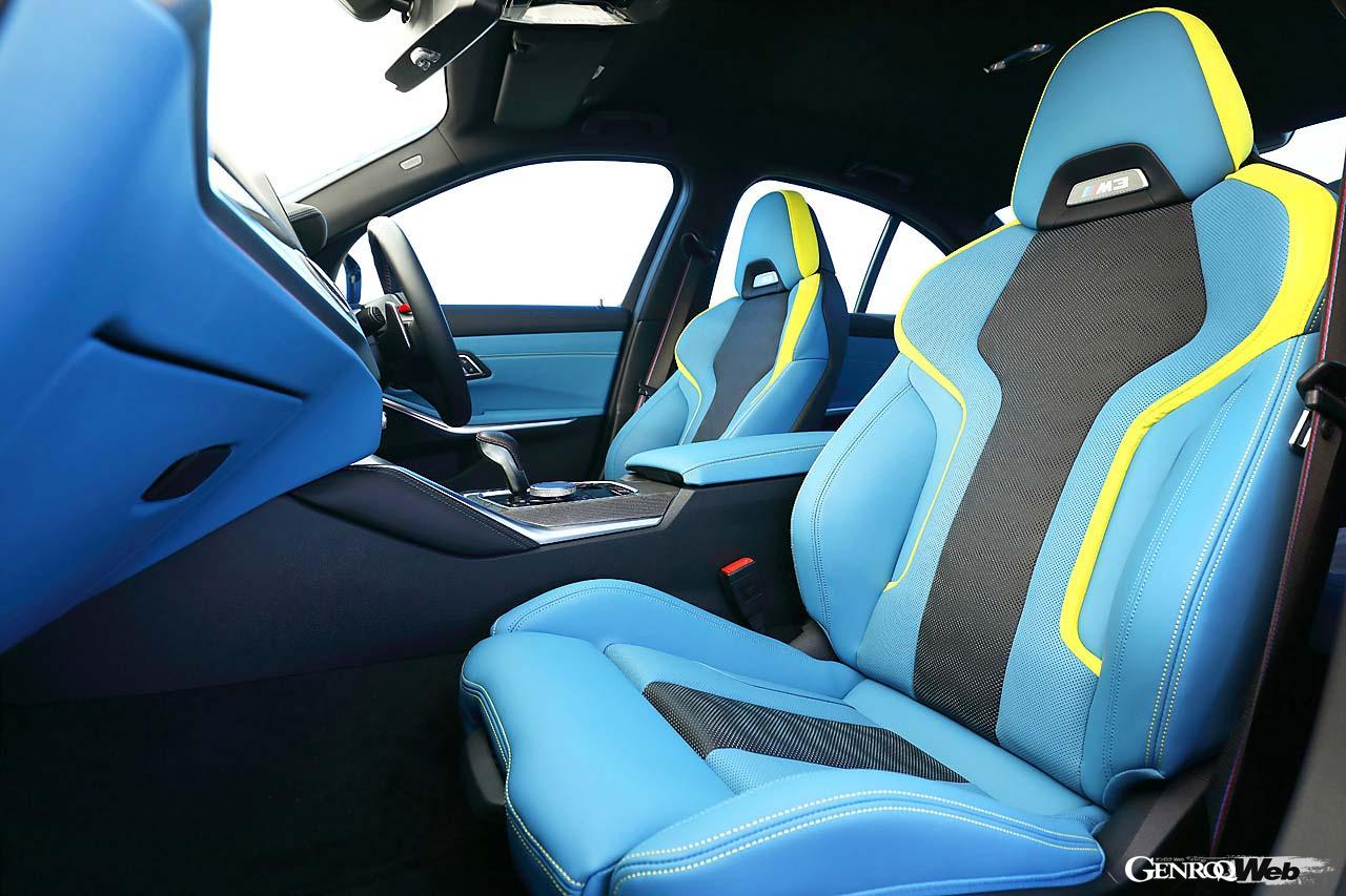 標準で装備されるMスポーツシート。イエローの差し色が入ったヤスマリーナブルーがいかにもスポーティで鮮やかだ。