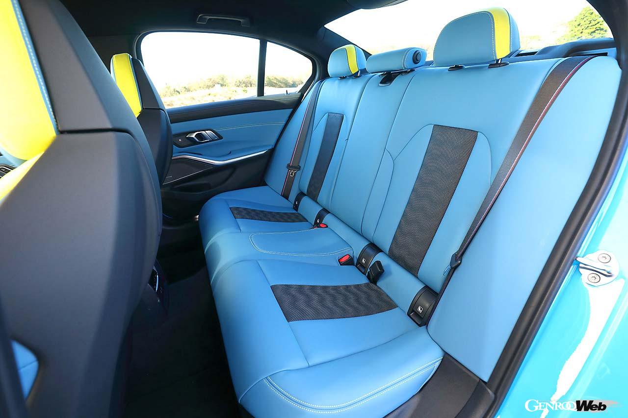 標準で装備されるMスポーツシート。イエローの差し色が入ったヤスマリーナブルーがいかにもスポーティで鮮やかだ。