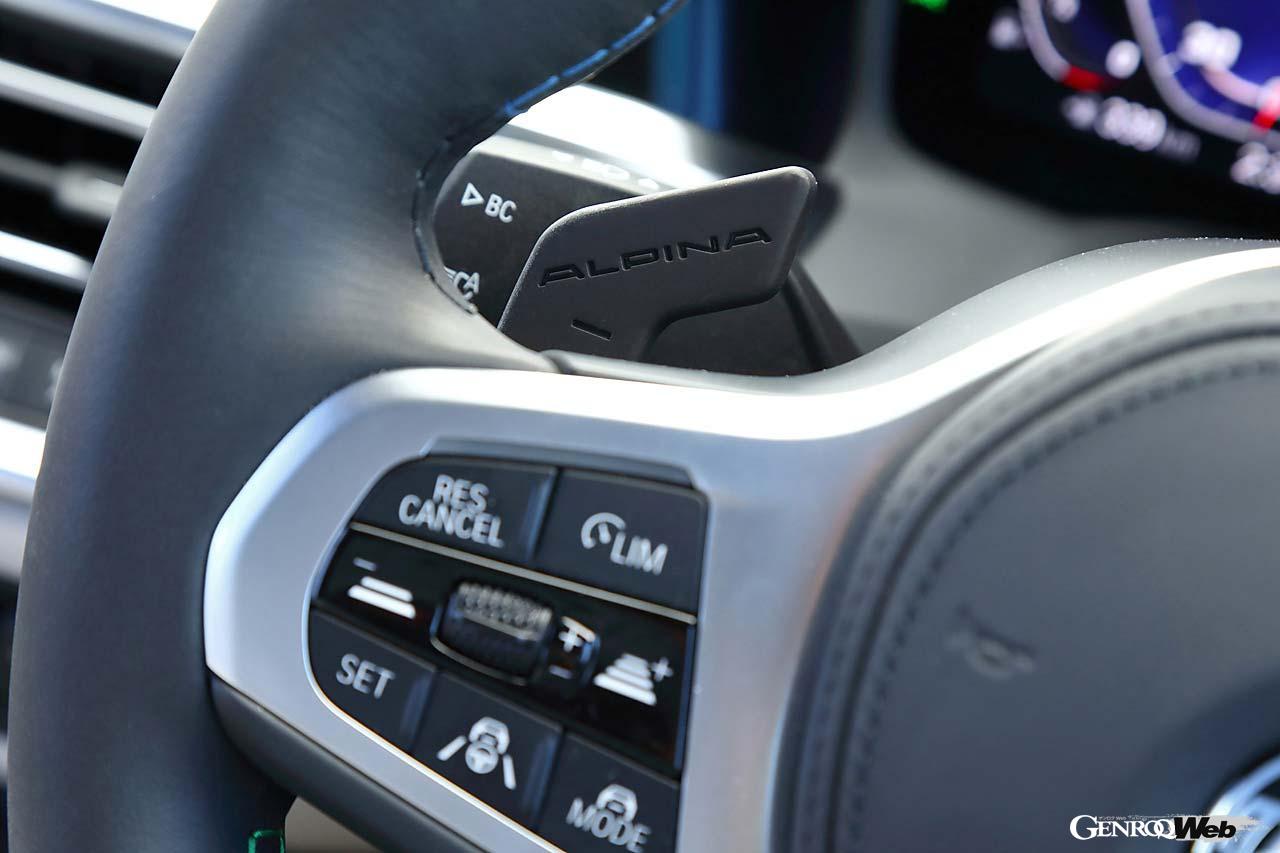 ステアリング裏に固定されたシフトパドルは独自の形状でクリック感が上品。