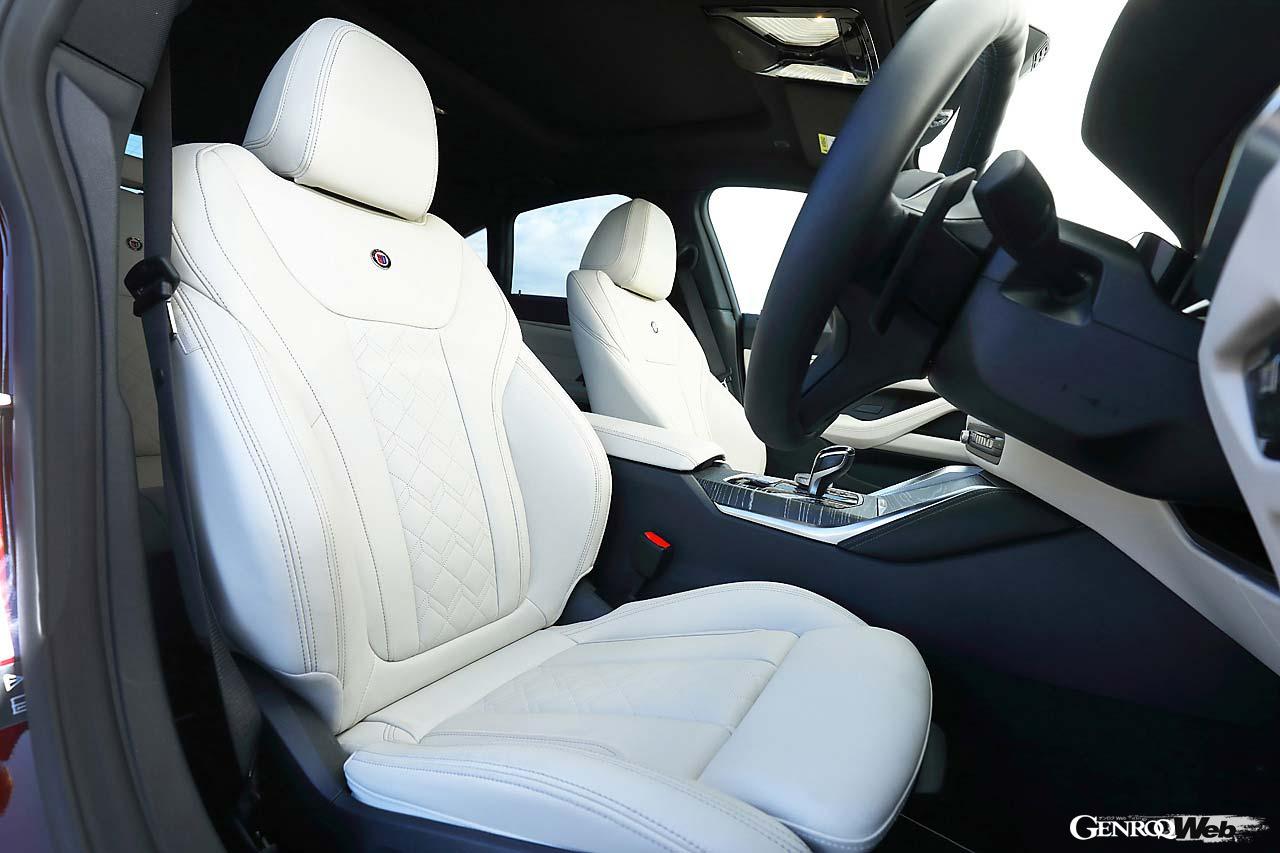 室内はラヴァリナレザーを用いたシックな配色の室内がアルピナらしい。