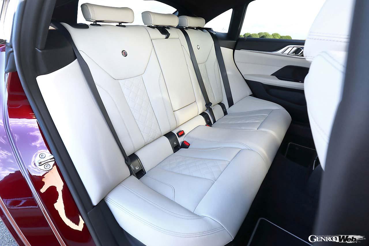 室内はラヴァリナレザーを用いたシックな配色の室内がアルピナらしい。