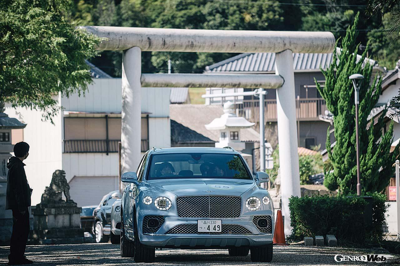 日本最古の神社でこれから始まる旅の交通安全祈願。荘厳な雰囲気の中、通常ではあり得ない神社側の厚待遇に驚いた。
