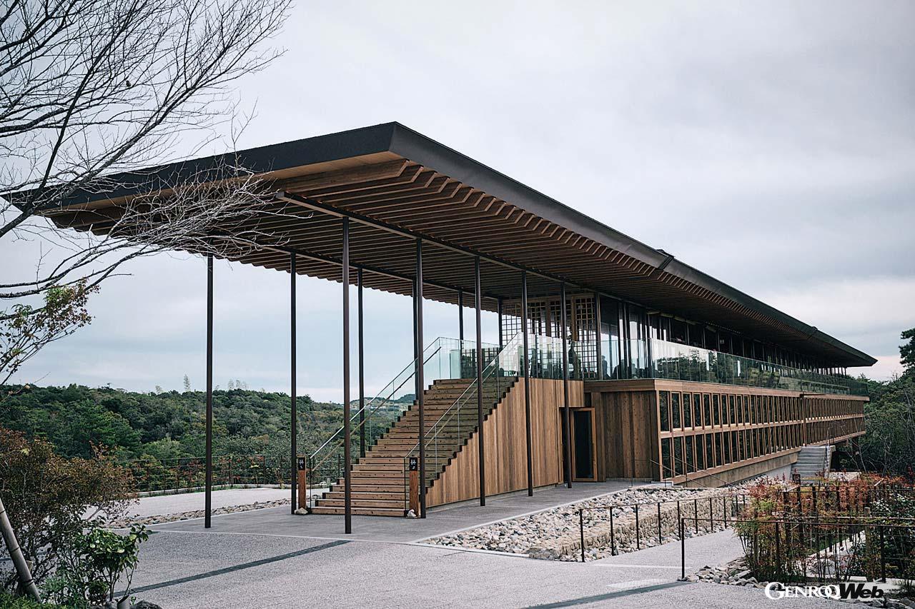 自然と調和し、森の中に包まれるように建てられた禅坊 靖寧。森の稜線を超えないように設計された異形の禅道場だ。