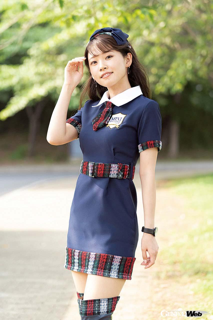 BMRアンバサダーガールの衣装はシックなデザイン。