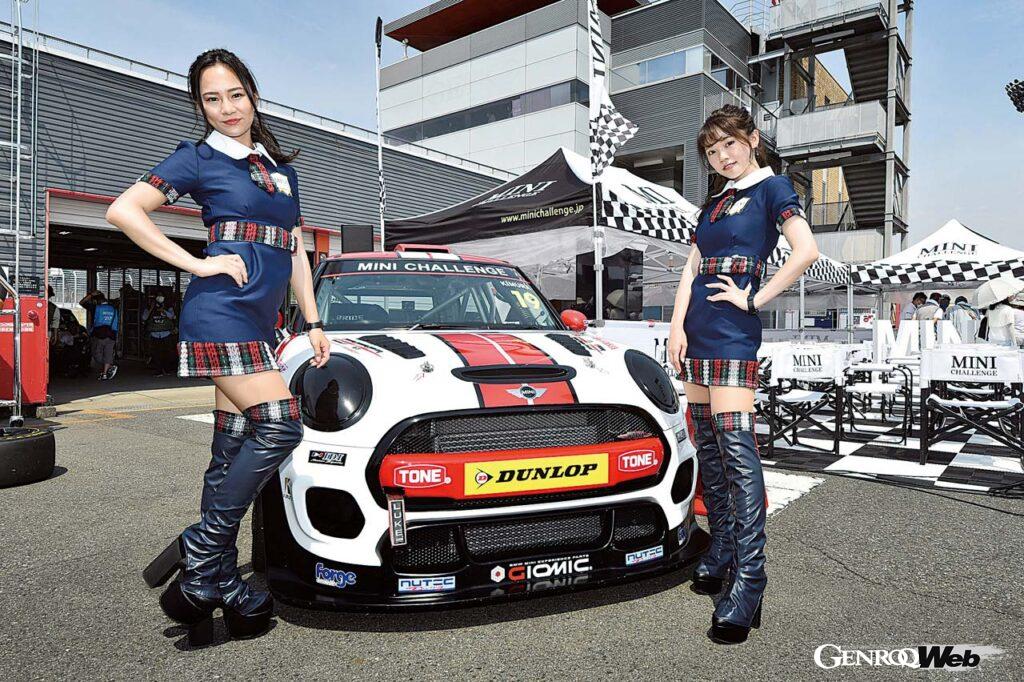 BMW ＆ MINI Racingでアンバサダーガールを、スーパーGTでBMW Team Studieチームのレースクイーンを務める。レースウイークは多忙だ。