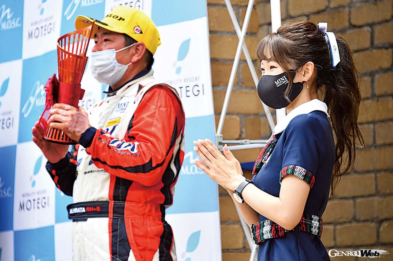 毎戦手に汗握るスリリングなレースを見せてくれるドライバーの横で表彰台を盛り上げることもアンバサダーガールの重要なお仕事である。