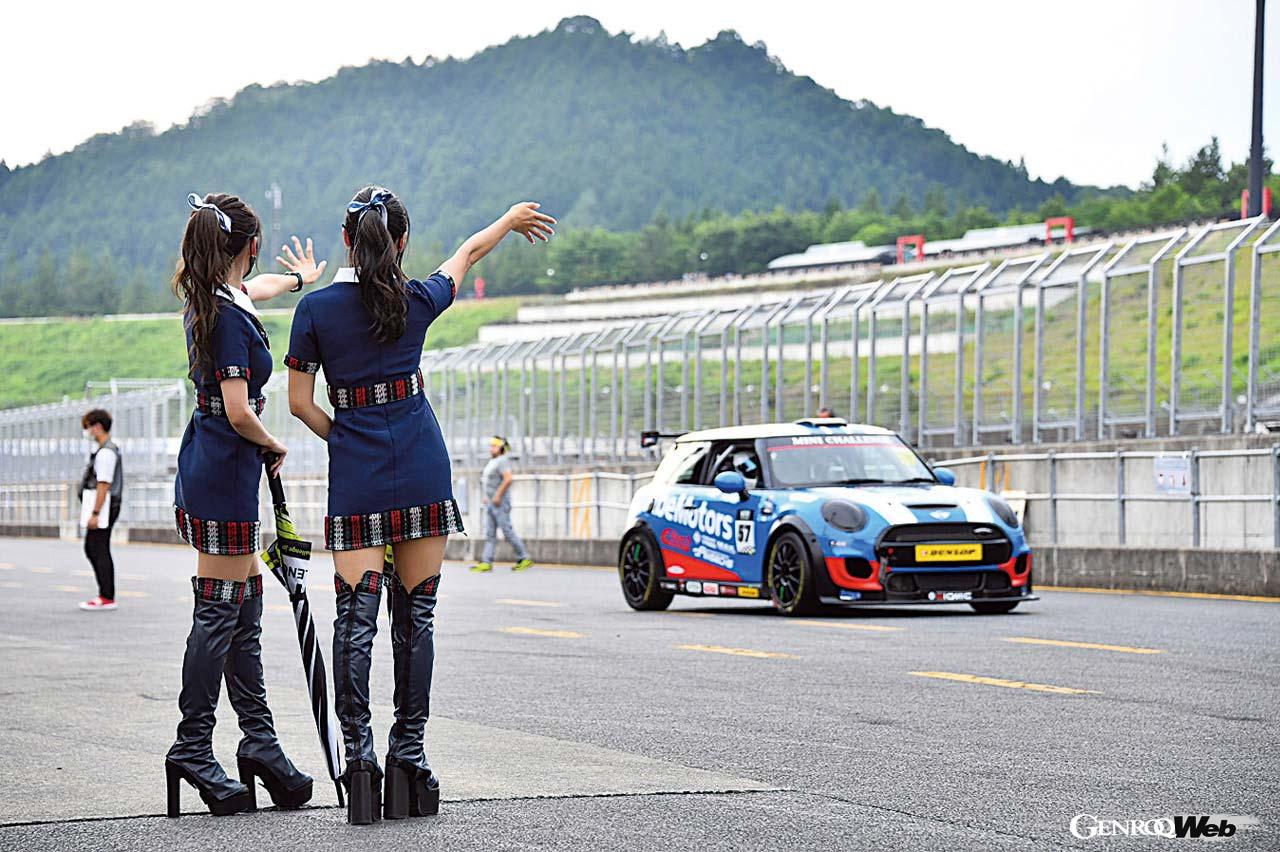 毎戦手に汗握るスリリングなレースを見せてくれるドライバーの横で表彰台を盛り上げることもアンバサダーガールの重要なお仕事である。