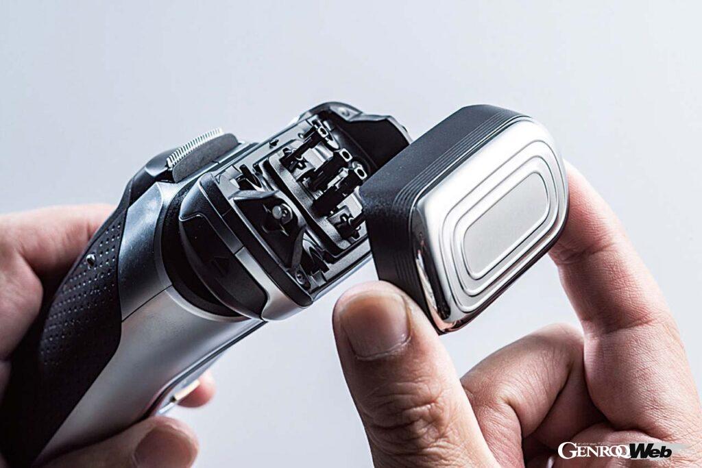 電動シェーバーから美顔器に早変わりする。シェーバーのヘッドを外して、美顔器ヘッドを取り付けるだけと、その手順はとても簡単だ。どんな化粧水にも対応する。