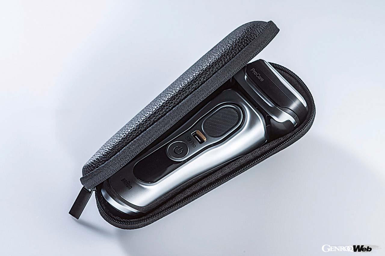 レザーのシェバーケースが付属するので、旅行や出張時にもブラウンシリーズ9Proを簡単に持ち出せる。一度その効果を実感すればT字カミソリは要らないと感じるはずだ。