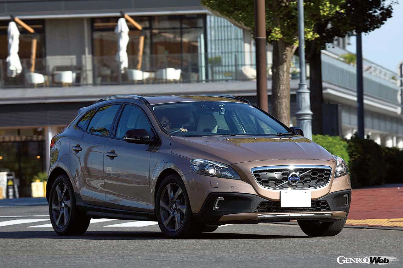 ドライ路面での圧倒的な静粛性と乗り心地の良さ、高いハンドリング性能は夏タイヤと比肩するほどである。