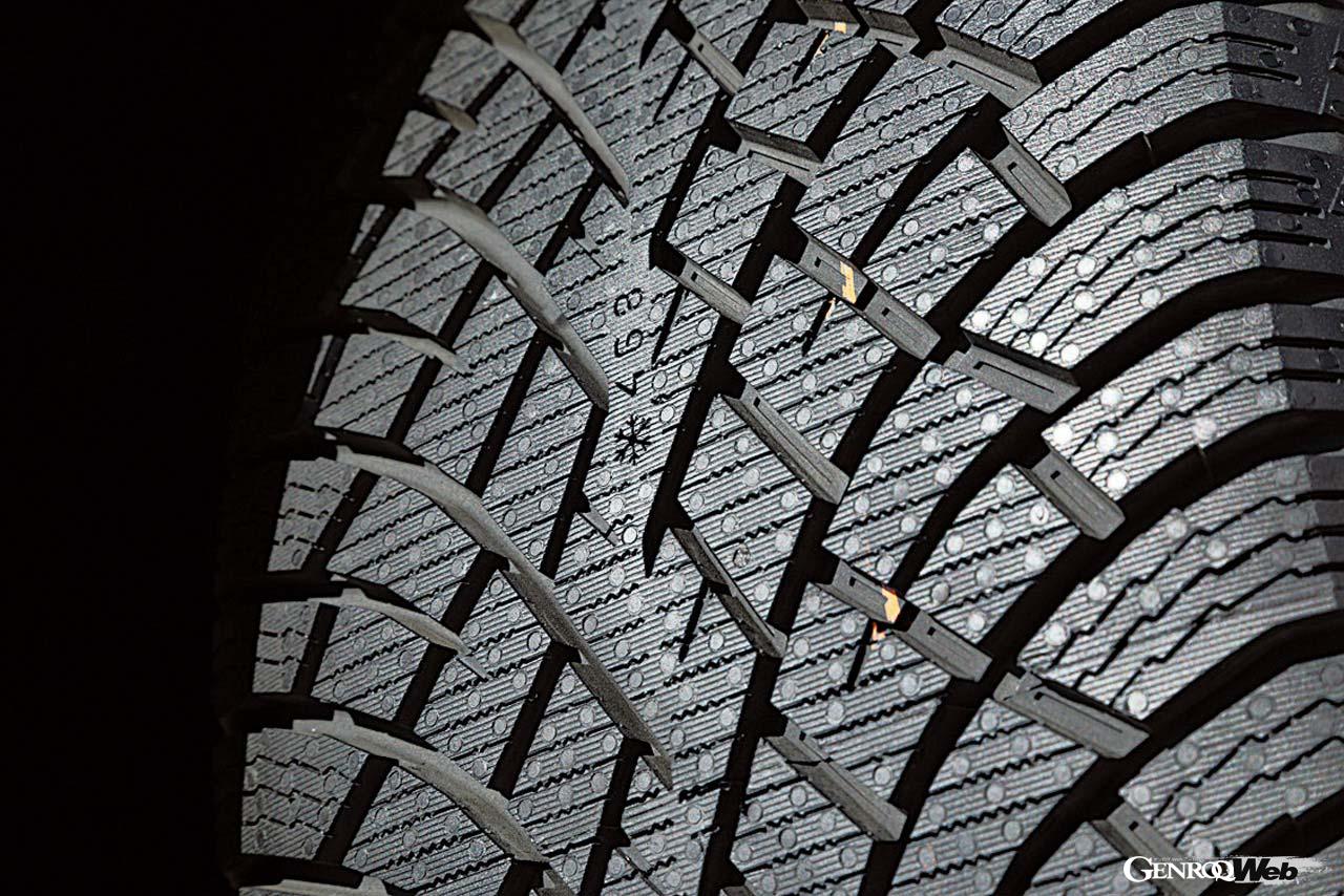 最近のスタッドレスタイヤのトレンドは非対称デザインだが、R5は回転方向指定の対称トレッドデザインを採用する。北欧の厳しい冬を乗り越えてきたタイヤメーカーが選んだ誇りに満ちたトレッドパターンである。