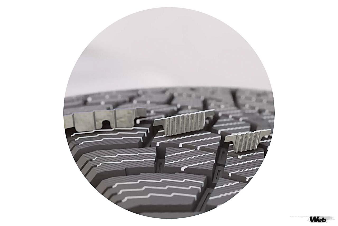 3Dロックサイプを新たに採用したことで高いブロック剛性を確保することに成功。氷雪路での高いハンドリング性能に寄与している。